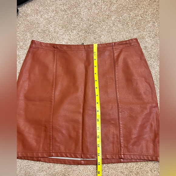Forever 21 Leather Feeling Mini Skirt - L - Picture 5 of 9